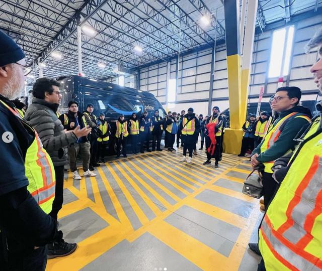 Réunion de départ dans la station, avec les fourgons prêts
